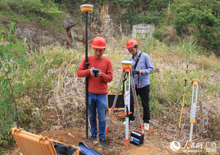 4月25日，广西建业勘察设计有限公司工程测绘队工程技术人员在宁明花山隧道旁使用GPS卫星定位仪进行隧道高程、横断面测量及地形地貌勘察。